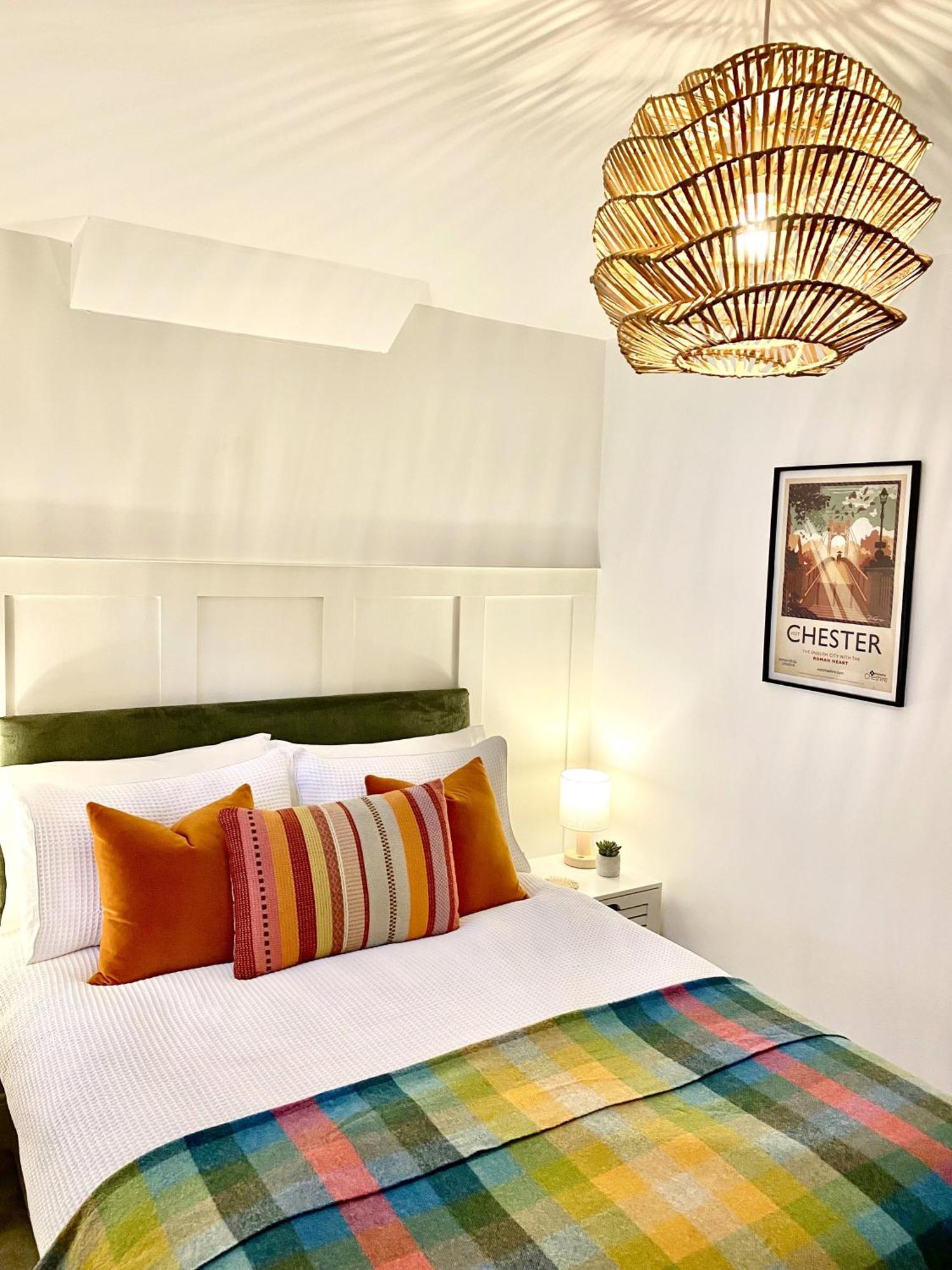 Boutique Chapel Apartment Within City Walls Честер Экстерьер фото